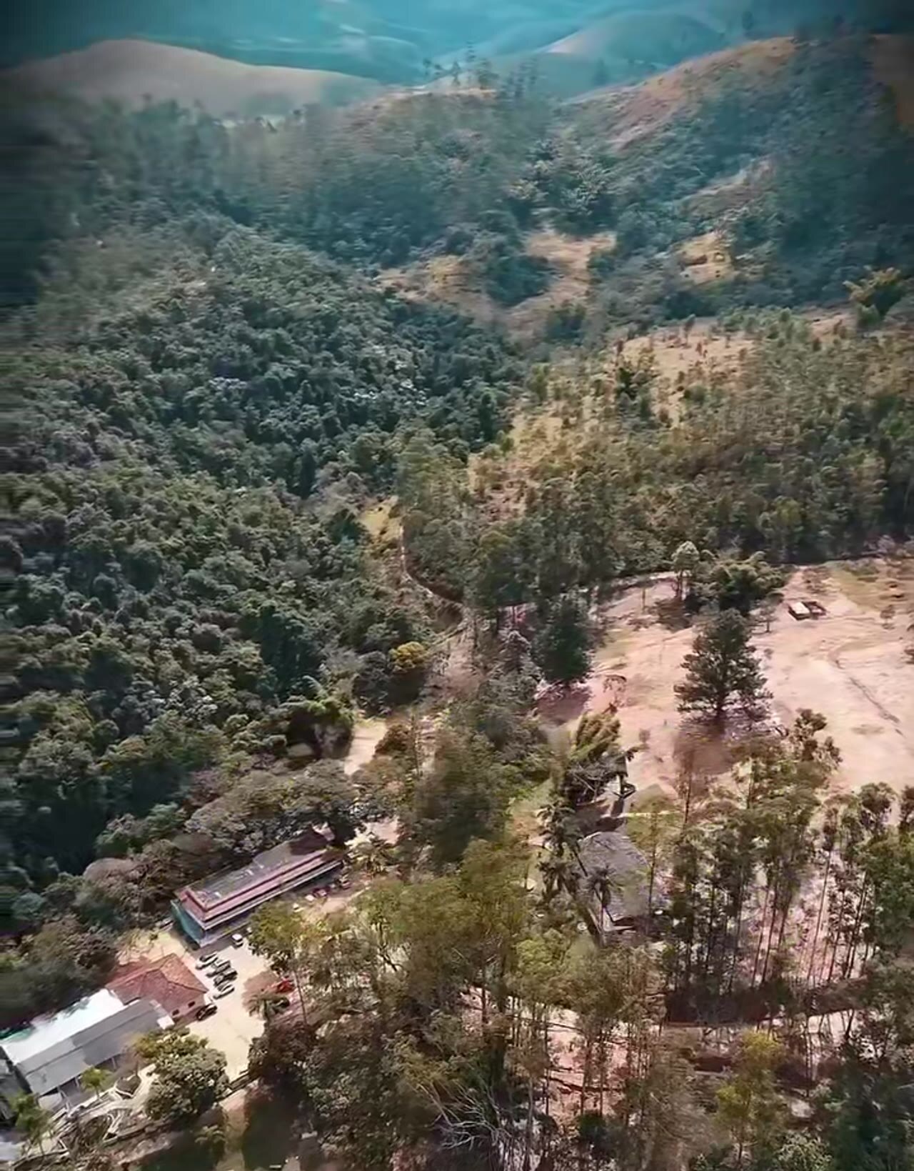 Vista aérea do vale e das instalações da Comunidade, cercada por mata, em Caçapava/SP